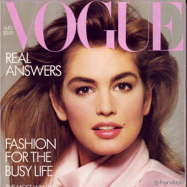 Capa de inúmeras edições Vogue, neste caso Crawford usou um leve blush rosado e sombra marrom bem discreta. O batom é rosado e as sobrancelhas marcadas são outro representante fiel da força desta época